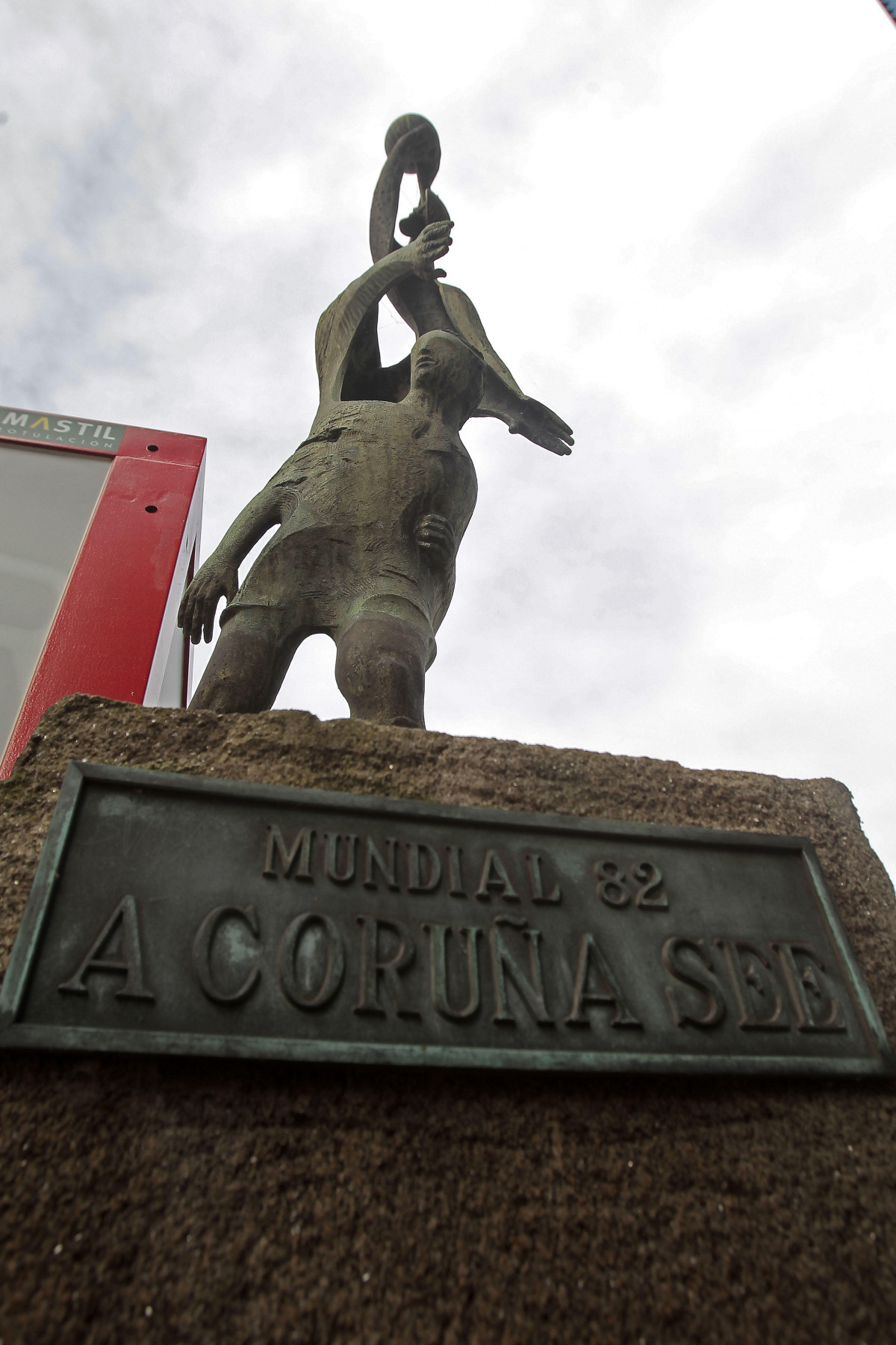 Quintana. Escultura del Mundial 82 en Riazor