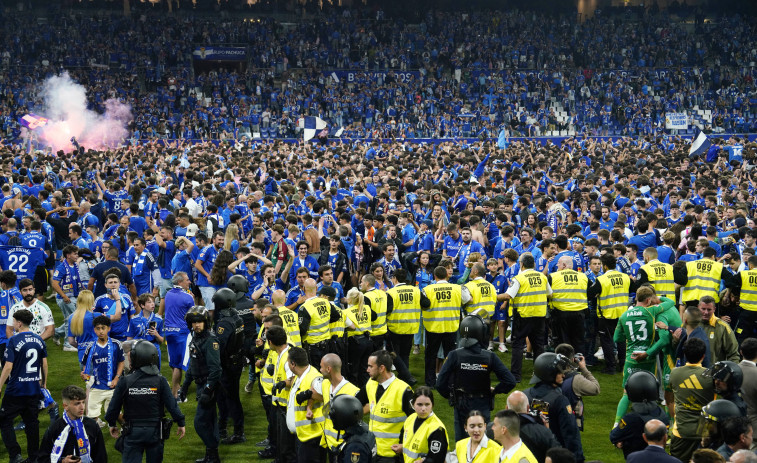 LaLiga denuncia invasión de campo en Oviedo, bengalas, botes de humo y cántico 'puta Gijón'