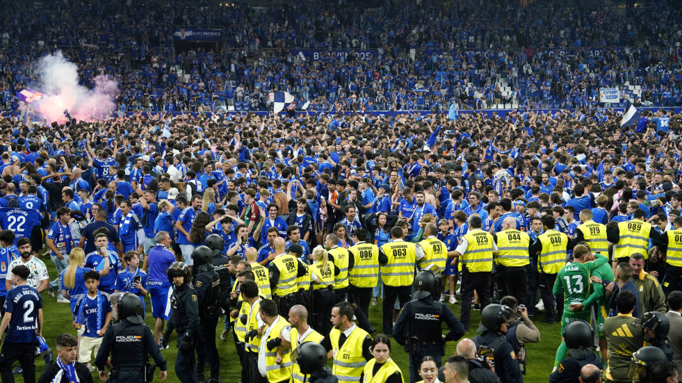 LaLiga denuncia invasión de campo en Oviedo, bengalas, botes de humo y cántico 'puta Gijón'
