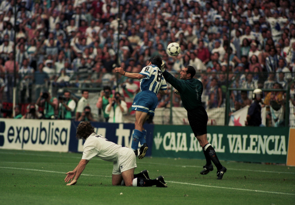 Alfredo Santaelena, autor del gol que dio la Copa al Dépor en 1995: “Metí la cabeza en un avispero, no piensas en nada”