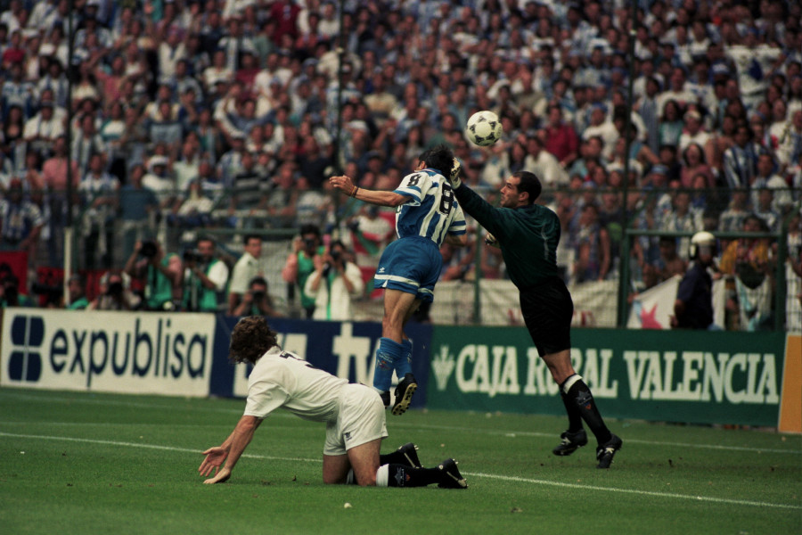 Alfredo Santaelena, autor del gol que dio la Copa al Dépor en 1995: “Metí la cabeza en un avispero, no piensas en nada”
