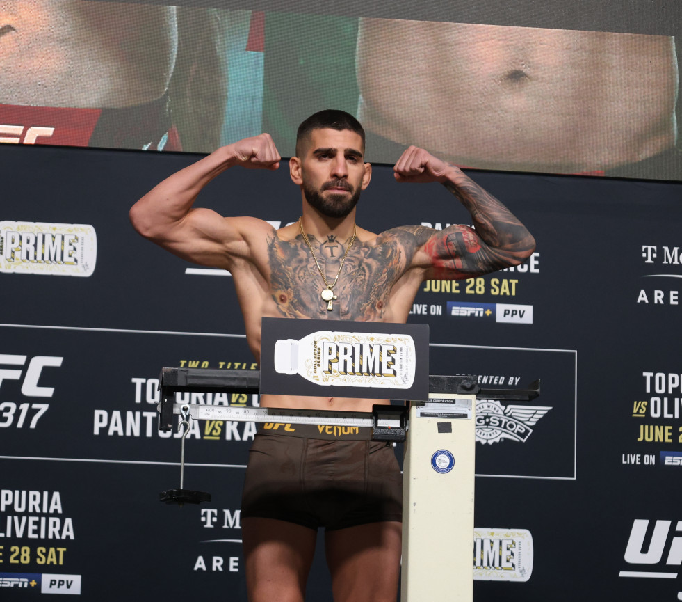 Topuria y Oliveira dan el peso y están listos para la pelea por el título ligero