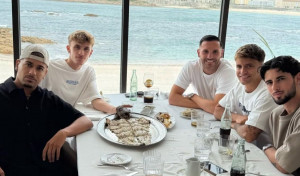 Lubina, risas y buenas vistas: así presume Lucas Pérez de A Coruña con influencers de primera