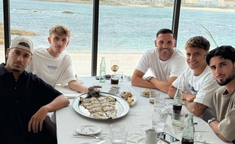 Lubina, risas y buenas vistas: así presume Lucas Pérez de A Coruña con influencers de primera