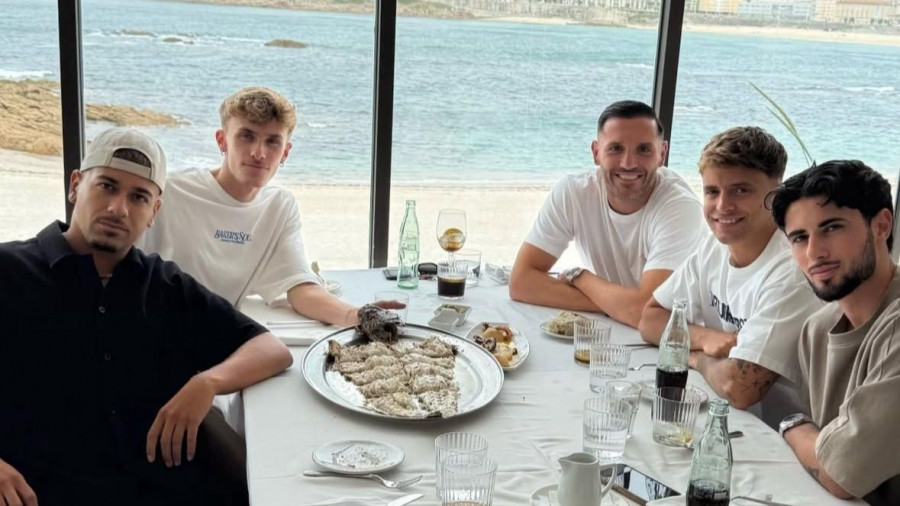 Lubina, risas y buenas vistas: así presume Lucas Pérez de A Coruña con influencers de primera