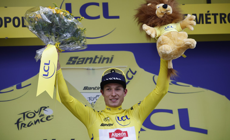 Philipsen, primer maillot amarillo en un estreno de Tour de Francia caótico