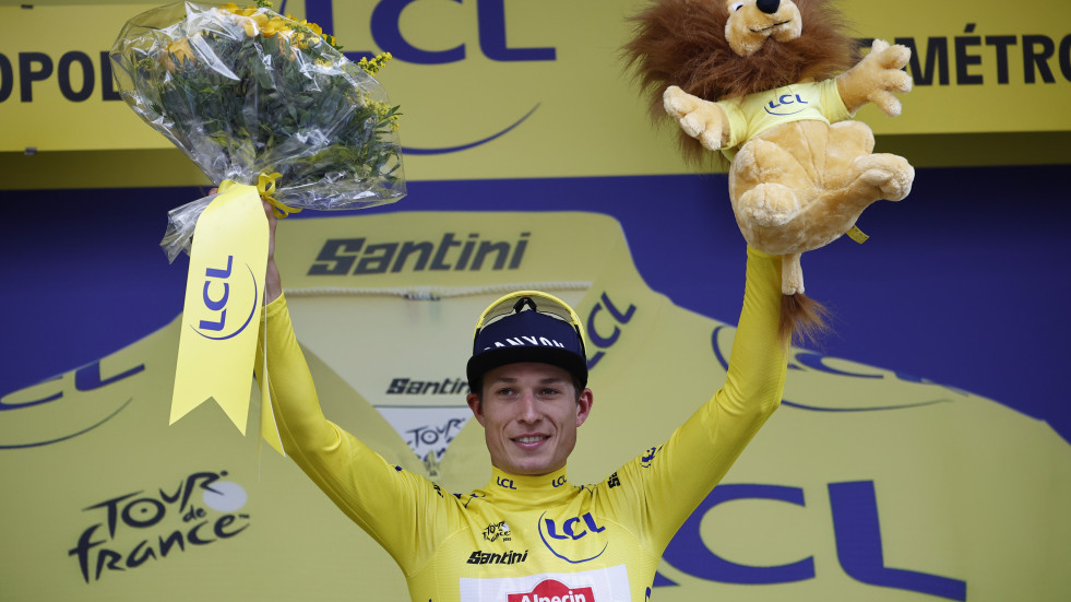 Philipsen, primer maillot amarillo en un estreno de Tour de Francia caótico