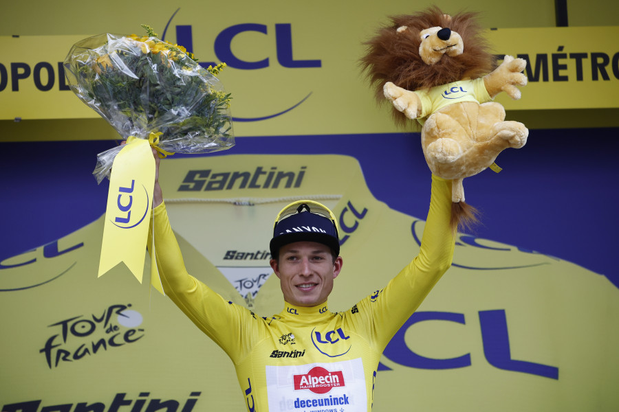 Philipsen, primer maillot amarillo en un estreno de Tour de Francia caótico