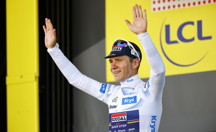Evenepoel vuela en la crono y Pogacar, en la general