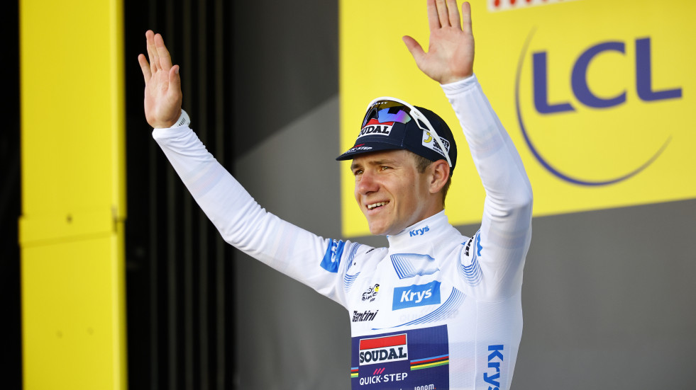 Evenepoel vuela en la crono y Pogacar, en la general