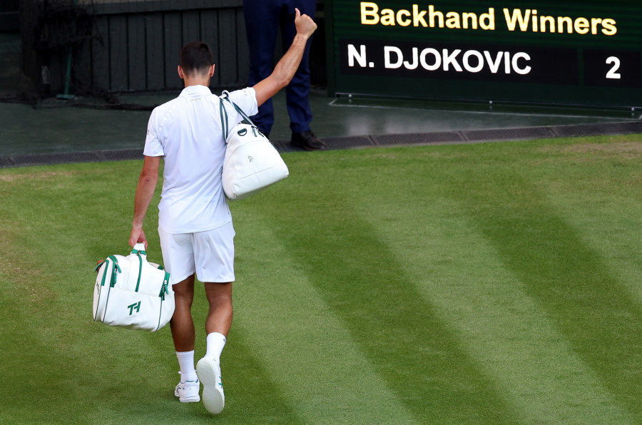 Sinner se impone a un tocado Djokovic y se enfrentará a Alcaraz