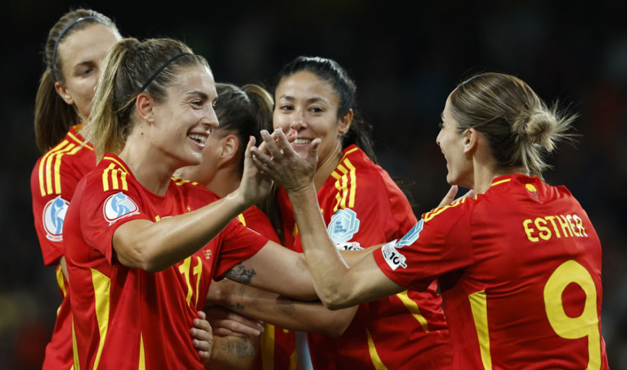 España remonta a Italia y pasa como primera de grupo invicta (1-3)