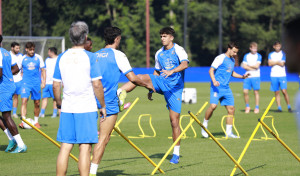 Antonio Hidalgo tira del canterano Samu para completar la línea defensiva