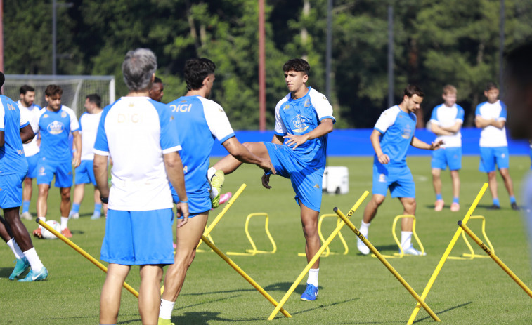Antonio Hidalgo tira del canterano Samu para completar la línea defensiva