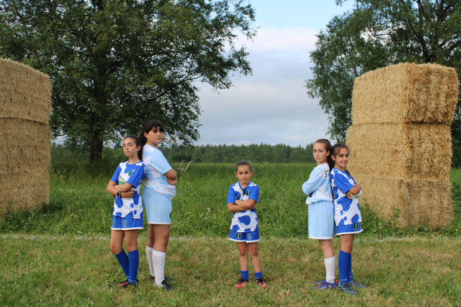 Un disputado partido nunha granxa para apoderar o fútbol feminino rural