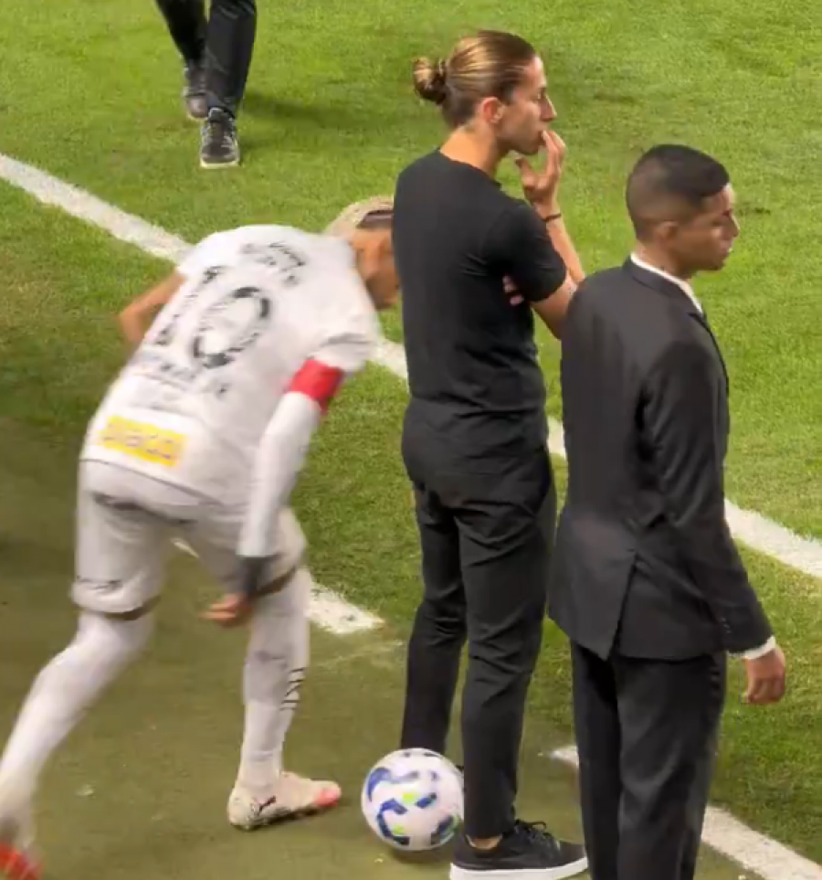 Así fue la reacción de Filipe Luis al doble intento de caño de Neymar en su área técnica