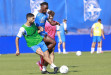 Zaka y Bouldini, disputando el balón en un entrenamiento | PATRICIA G. FRAGA