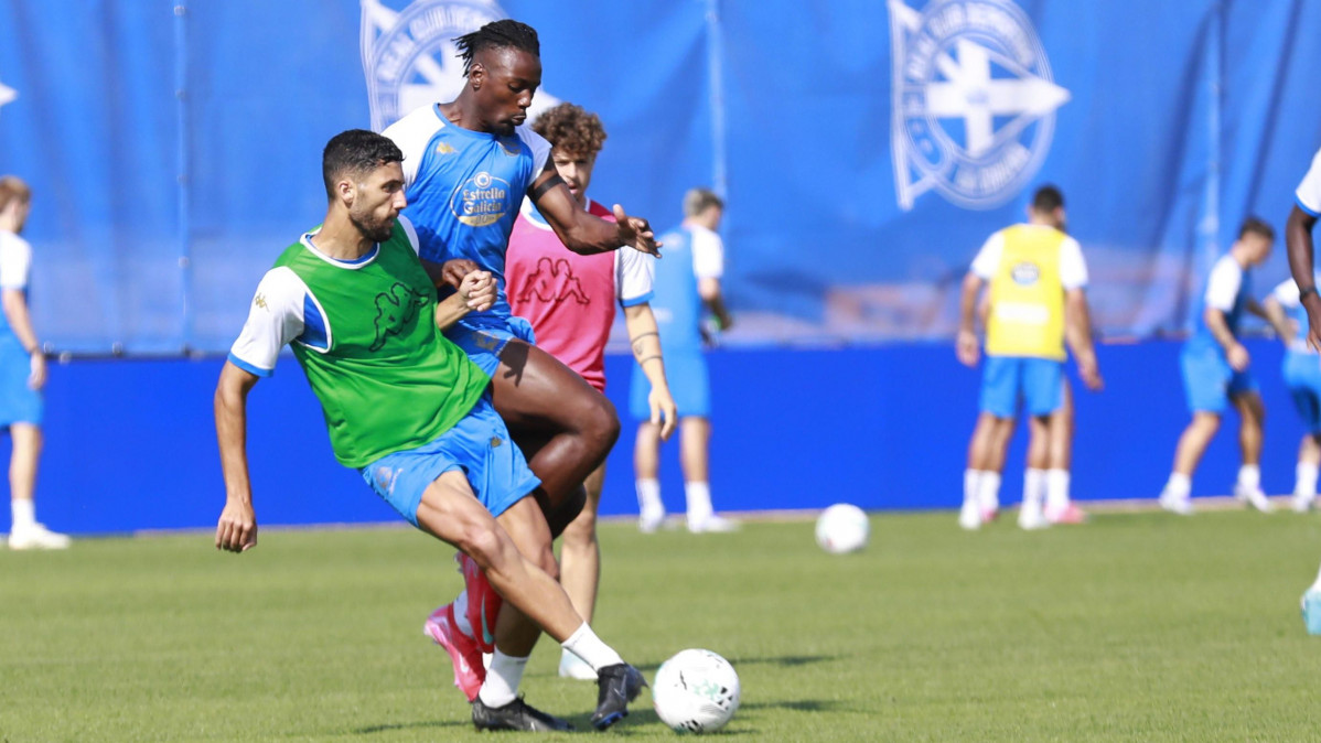 Zaka y Bouldini, disputando el balón en un entrenamiento | PATRICIA G. FRAGA