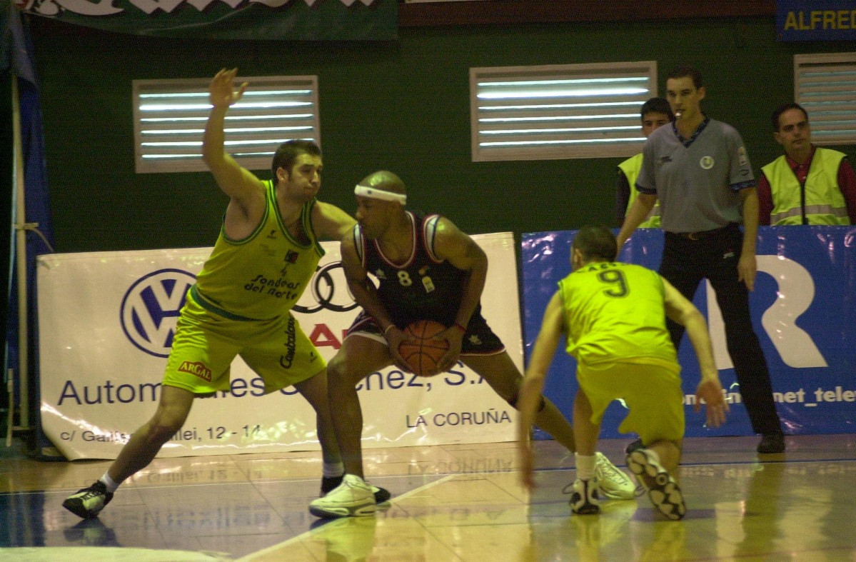 Gus Du00edaz, defendiendo en un partido contra el Badajoz de la temporada 01 02 Pedro Puig