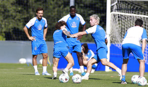 La pretemporada del Deportivo acelera en el césped y en el mercado