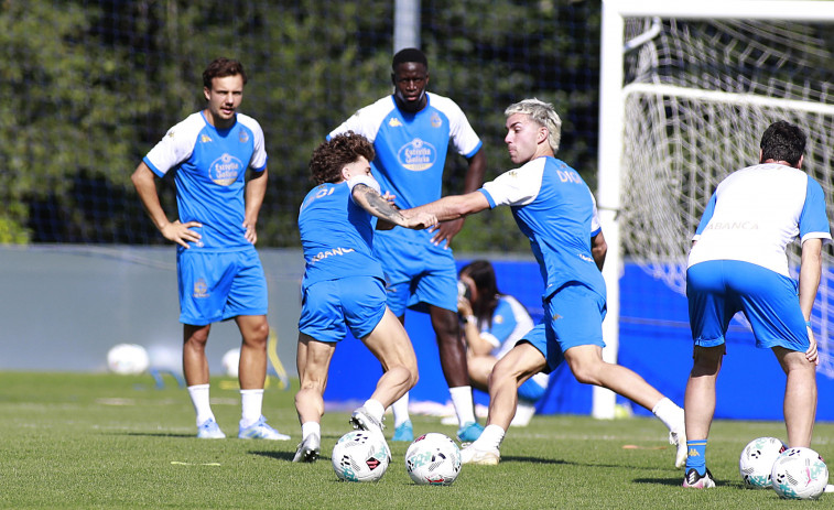 La pretemporada del Deportivo acelera en el césped y en el mercado