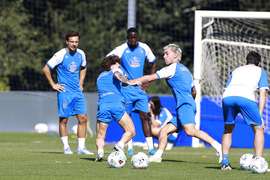La pretemporada del Deportivo acelera en el césped y en el mercado