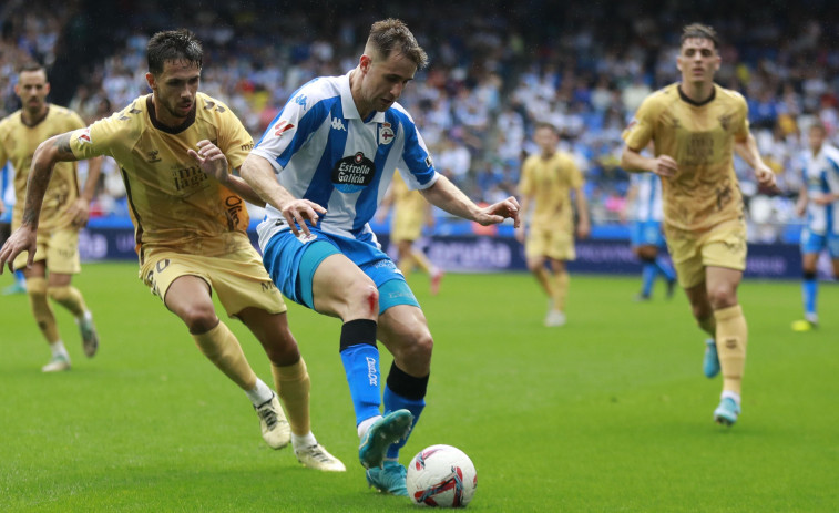 El Almería, rival del Dépor, tira de chequera para blindarse atrás
