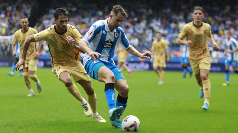 El Almería, rival del Dépor, tira de chequera para blindarse atrás