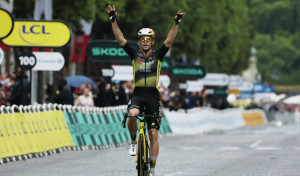Van Aert se apunta un histórico triunfo en París en la consagración de Pogacar
