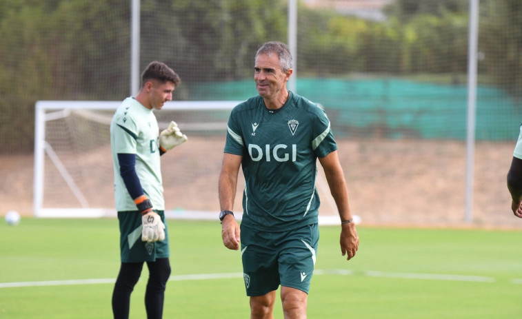 Un rival del Deportivo, sin poder inscribir a 14 futbolistas
