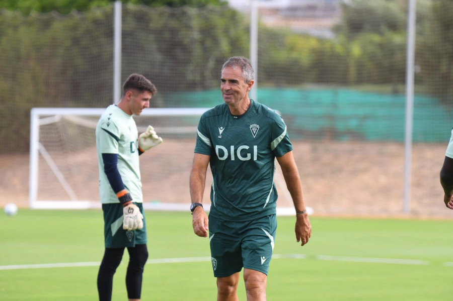 Un rival del Deportivo, sin poder inscribir a 14 futbolistas