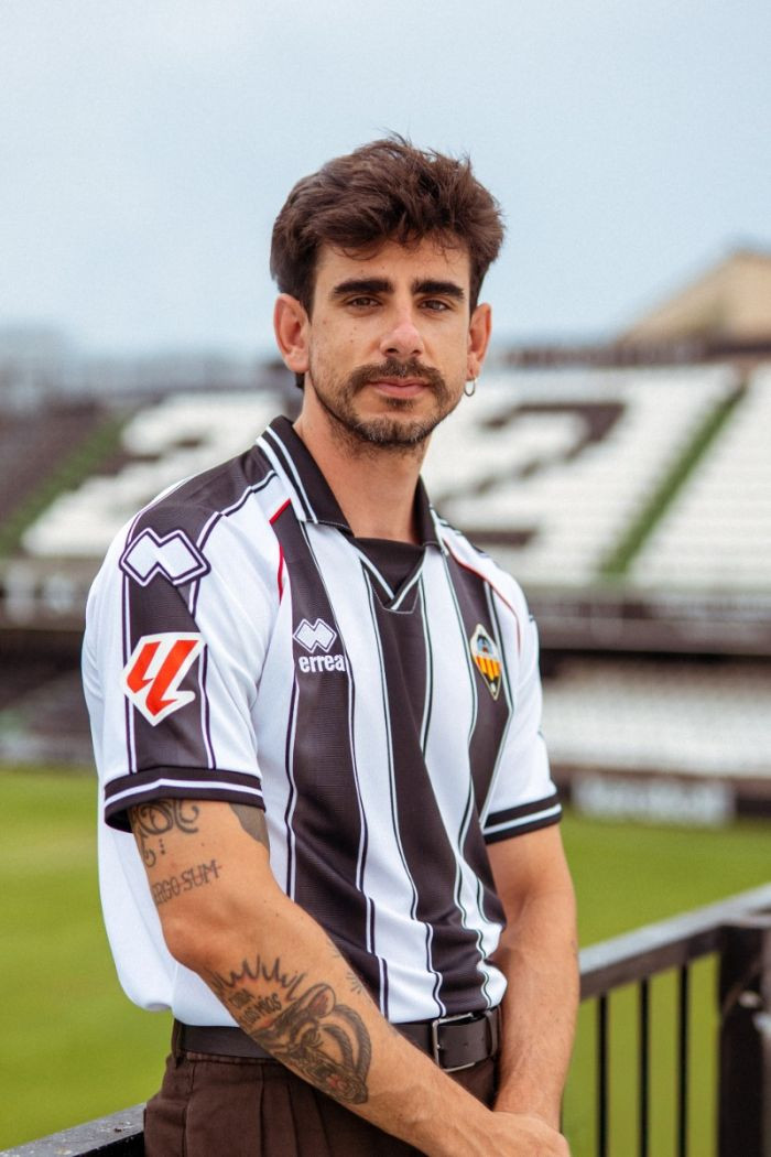 Castellu00f3n primera equipaciu00f3n