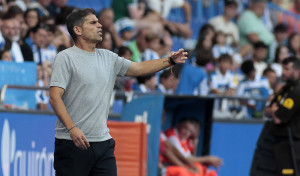 Hidalgo no habla ante los micrófonos, pero sí desde  el banquillo