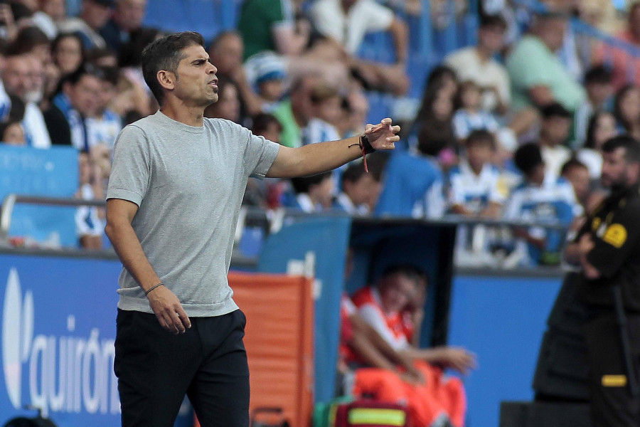 Hidalgo no habla ante los micrófonos, pero sí desde  el banquillo