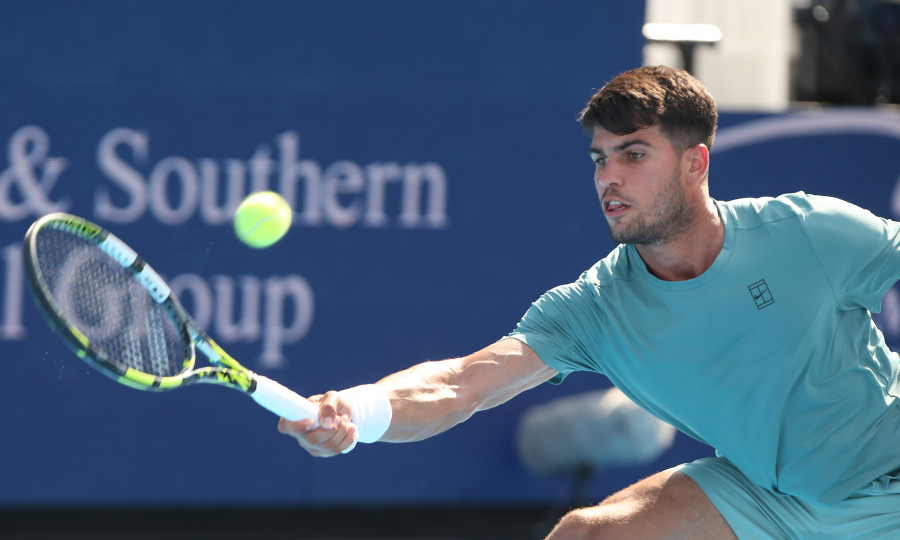 Alcaraz duda ante Dzumhur en su regreso, pero avanza en Cincinnati